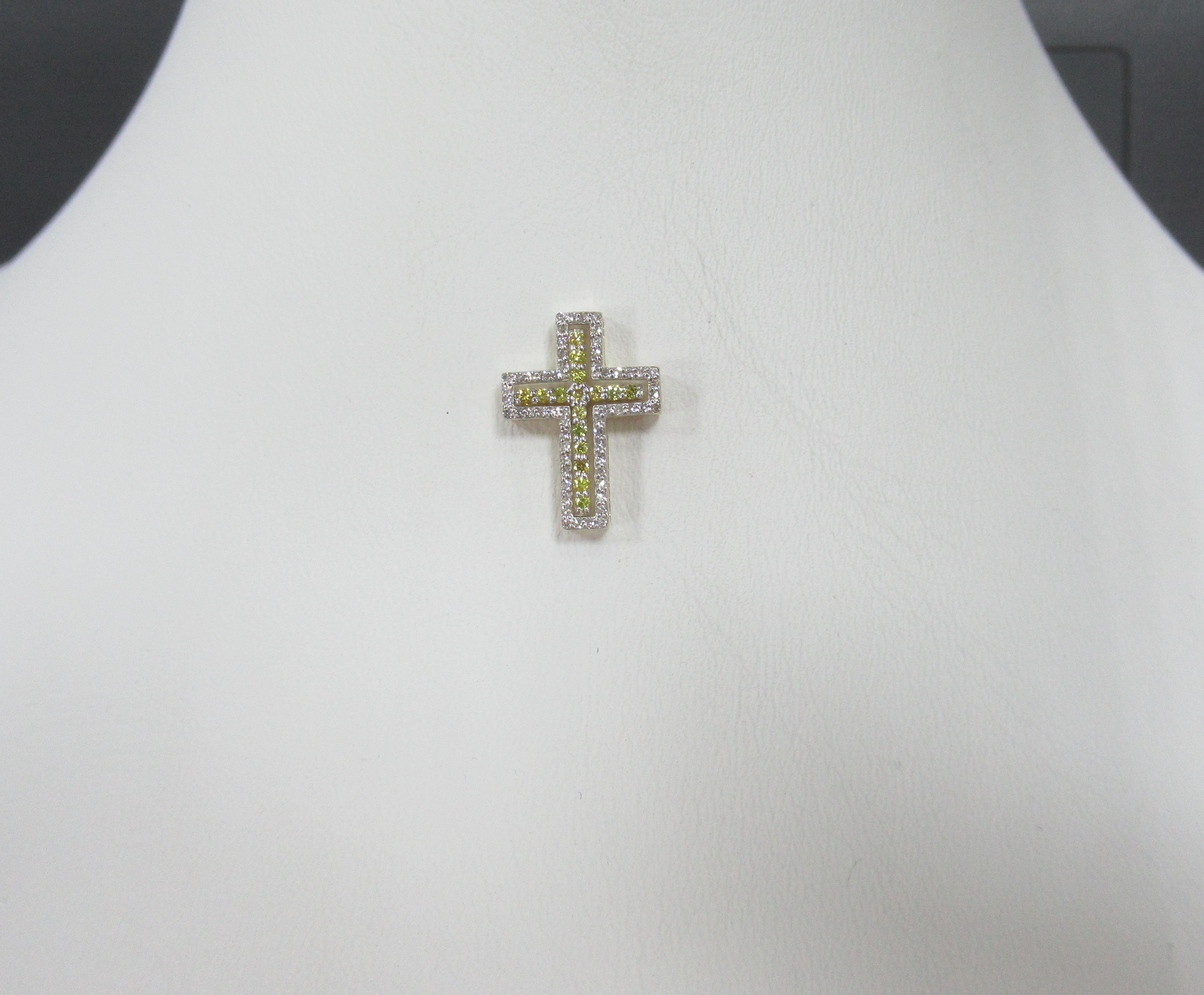 Подвеска-крест из желтого золота с желтыми бриллиантами